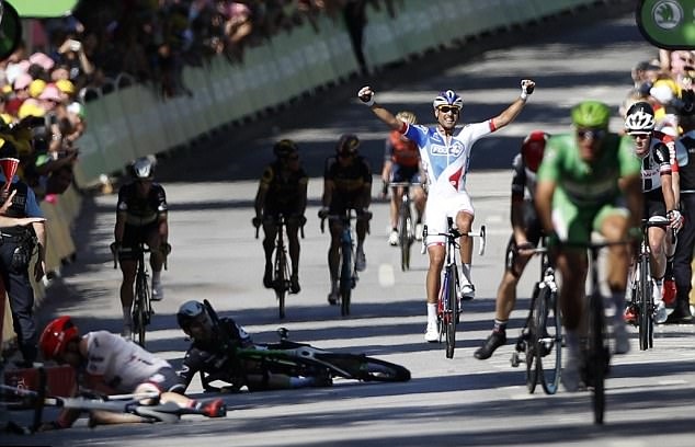 Tour de France 2017: Ám ảnh tai nạn sát vạch đích